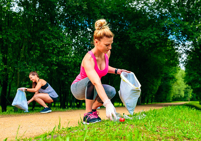 Dos mujeres practicando plogging (David Pereiras / iStock)