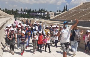 Visita al estadio Panateneico, de Atenas, dentro del Programa "Los niños aman los deportes", dirigido por el Comité Olímpico Internacional y cofinanciado por la Unión Europea, destinado a niños refugiados en la región de Ática.