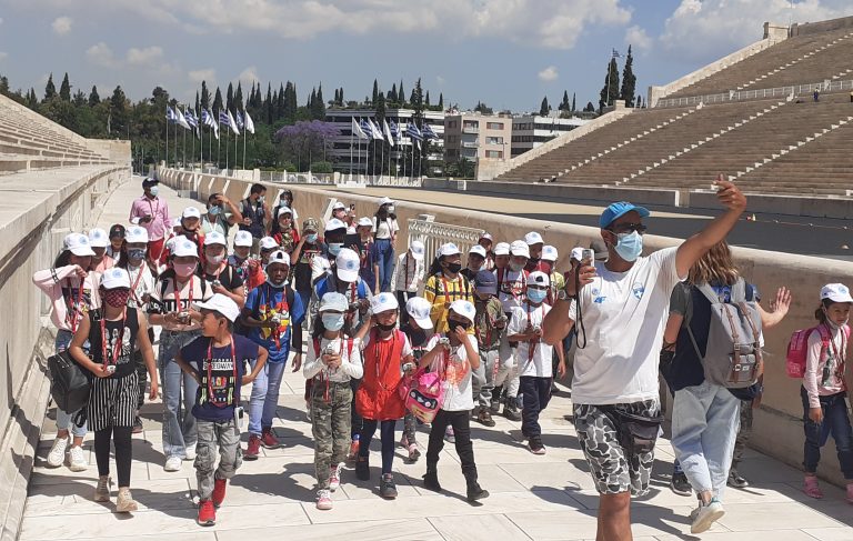 Visita al estadio Panateneico, de Atenas, dentro del Programa "Los niños aman los deportes", dirigido por el Comité Olímpico Internacional y cofinanciado por la Unión Europea, destinado a niños refugiados en la región de Ática.