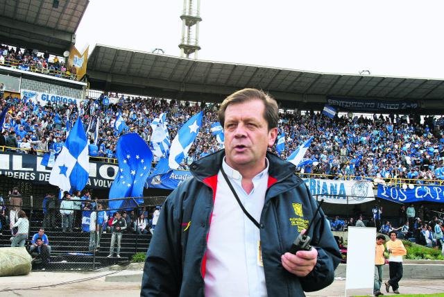 Este martes, 15 de junio, murió en Bogotá Monseñor Alirio López, quien dedicó gran parte de su vida a impulsar programas en favor de la paz y la reconciliación en el fútbol. “Goles en paz” fue su plan bandera, que logró importantes resultados en la reconciliación de las barras bravas de los equipos profesionales de fútbol del país, tarea que le valió un importante reconocimiento entre los gobernantes y las autoridades del deporte en Colombia. De igual manera, Monseñor Alirio López adelantó una importante tarea, desde la Iglesia Católica, en pro de capacitar y resocializar a jóvenes pandilleros, en sectores como Ciudad Bolívar, al sur de Bogotá, también utilizando la herramienta del deporte con valores, lo que lo acercó a los principios del movimiento olímpico internacional. Monseñor Alirio López nació en Bogotá, el 19 de julio de 1954 y se ordenó como sacerdote hace 38 años, siempre inclinado por evangelizar en comunidades deprimidas de la capital del país. Fue filósofo y teólogo del Seminario Mayor Arquidiocesano de Bogotá, con un postgrado en Bioética, de la Universidad El Bosque. Durante su apostolado, Monseñor Alirio López trabajó en la Parroquia Santa Catalina de Siena, del barrio la Florida, junto a sacerdotes como Camilo Torres Restrepo, Manuel Alzate y Domingo Laín, reconocidos por sus fuertes posiciones políticas. Fue Monseñor López el inspirador de una de las series más vistas en la televisión colombiana, Pandilla guerra y paz, en la cual hacía énfasis en la necesidad de combinar el fútbol con la convivencia especialmente entre los hinchas. En los últimos años, Alirio López ofició como Monseñor, por designación del Papa Benedicto XVI, en barrios como Egipto y Country Sur, en donde lideró campañas de desarme y obras sociales, que le permitieron ser recordado por la comunidad. Los últimos actos, aun cuando se encontraba afectado por el cáncer los realizó en la Parroquia San Ambrosio, del barrio El Batán, del Norte de Bogotá, en la cual era capellán, desde las cuales realizó eucaristías de manera virtual.